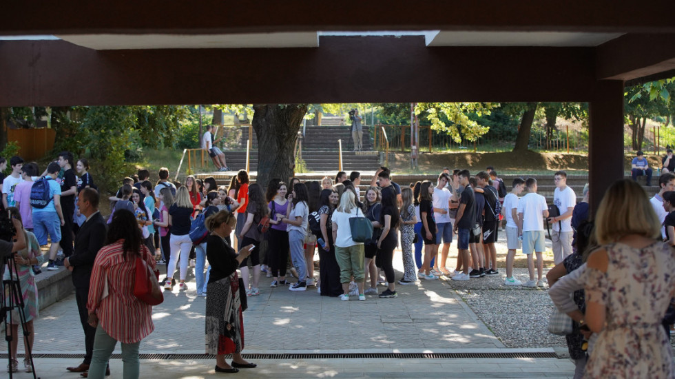 Istraživanje o mladima: Svega dva odsto ne bi glasalo, proteste podržava 90 odsto, a polovina bi napustila Srbiju