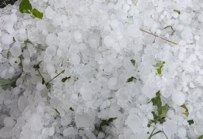 Jako nevreme praćeno gradom zahvatilo Topolu, u Aranđelovcu pao krov sa stambene zgrade