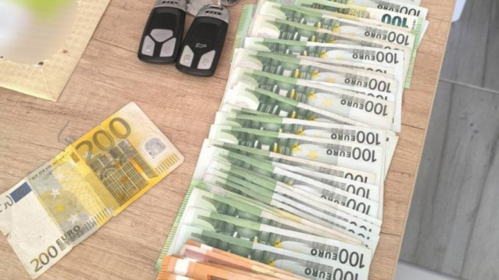 (FOTO) Kriminalna grupa uhapšena u Srbiji zbog krijumčarenja više od 160 migranata: Saslušano njih 11, troje u bekstvu
