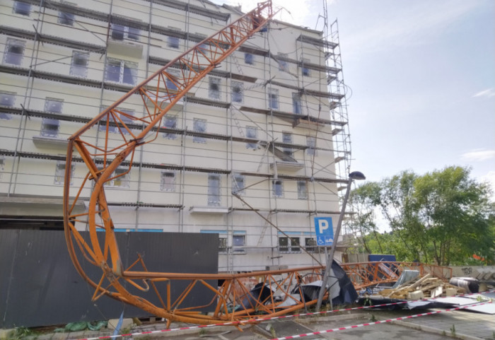 (FOTO/VIDEO) Olujni vetar oborio građevinski kran na Novom Beogradu, MUP potvrdio da nema povređenih