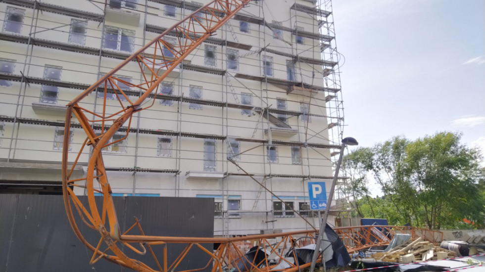 (FOTO/VIDEO) Olujni vetar oborio građevinski kran na Novom Beogradu, MUP potvrdio da nema povređenih