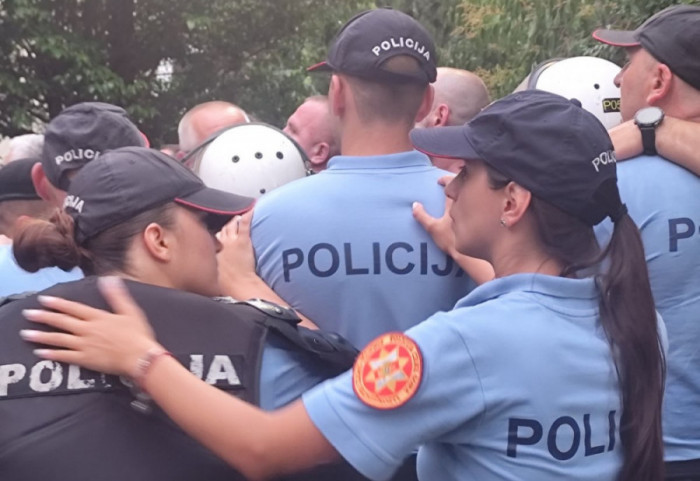 (FOTO) Incidenti u Podgorici zbog dodele Trinaestojulske nagrade: Sukob policije i građana, troje hospitalizovano