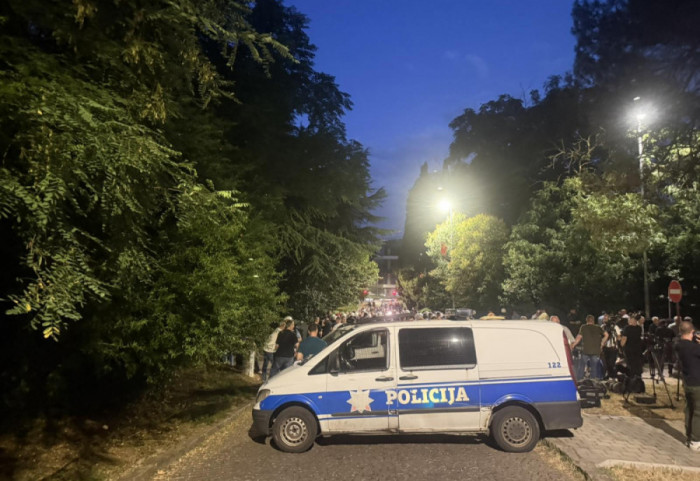 (FOTO/VIDEO) Incidenti u Podgorici zbog dodele Trinaestojulske nagrade: Sukob policije i građana, troje hospitalizovano