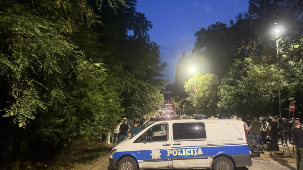 (FOTO/VIDEO) Incidenti u Podgorici zbog dodele Trinaestojulske nagrade: Sukob policije i građana, troje hospitalizovano