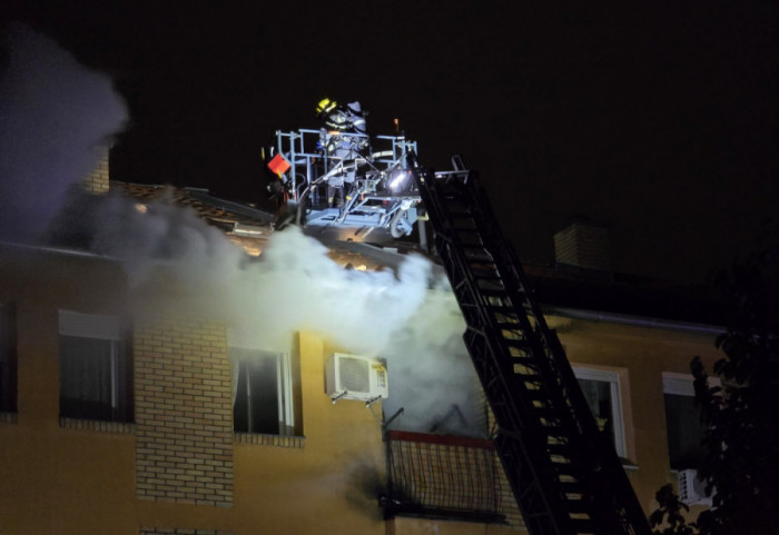 (FOTO/VIDEO) Goreo stan u Novom Sadu: Jedna osoba hospitalizovana, stanari zgrade evakuisani