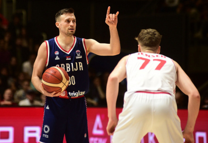 (FOTO) Avramović potpisao trogodišnji ugovor sa Dubaijem