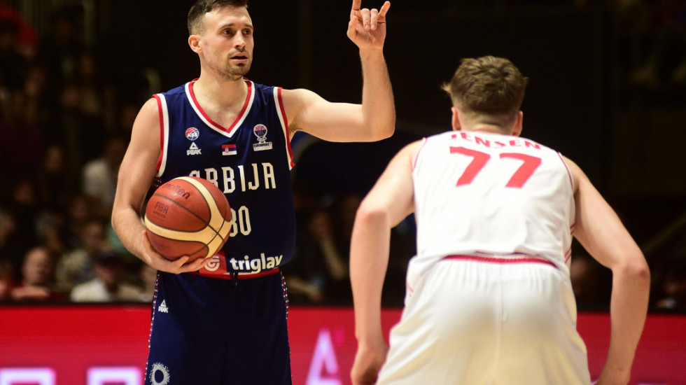 (FOTO) Avramović potpisao trogodišnji ugovor sa Dubaijem