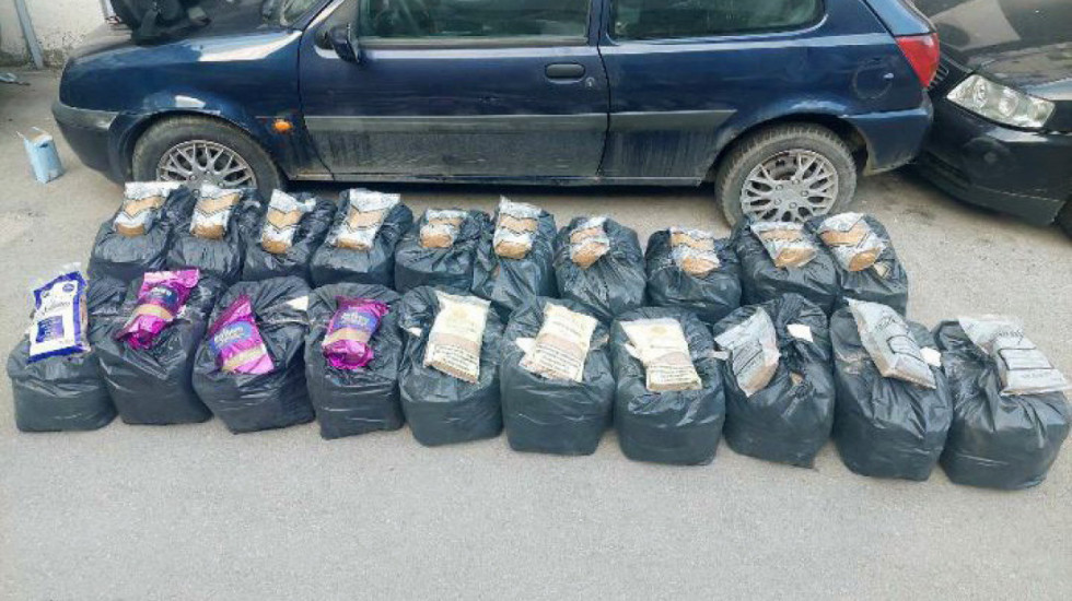 (FOTO) Pronađeno 200 kilograma rezanog duvana u "pežou": Uhapšen Nišlija (46)