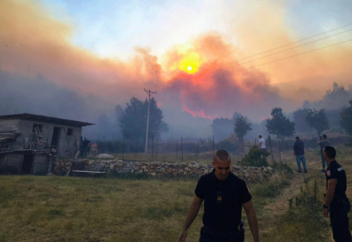(FOTO/VIDEO) Veliki požari u selima iznad Trebinja: Teška situacija za vatrogasce, u čitavom gradu se oseća dim