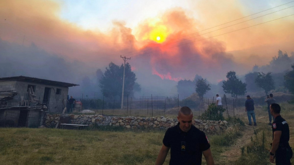(FOTO/VIDEO) Veliki požari u selima iznad Trebinja: Teška situacija za vatrogasce, u čitavom gradu se oseća dim