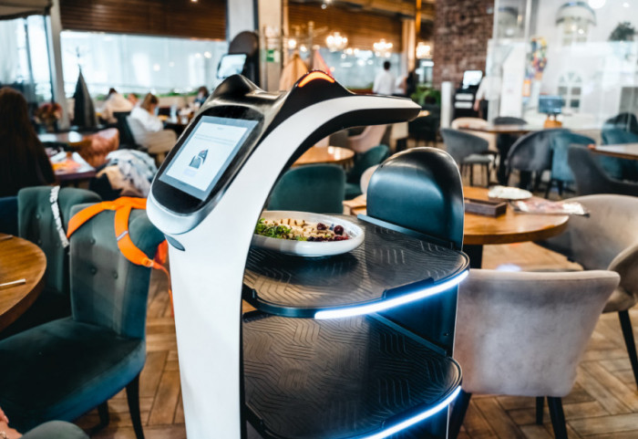 Dubai dobija prvi restoran kojim će upravljati veštačka inteligencija, ali će hranu ipak spremati ljudi