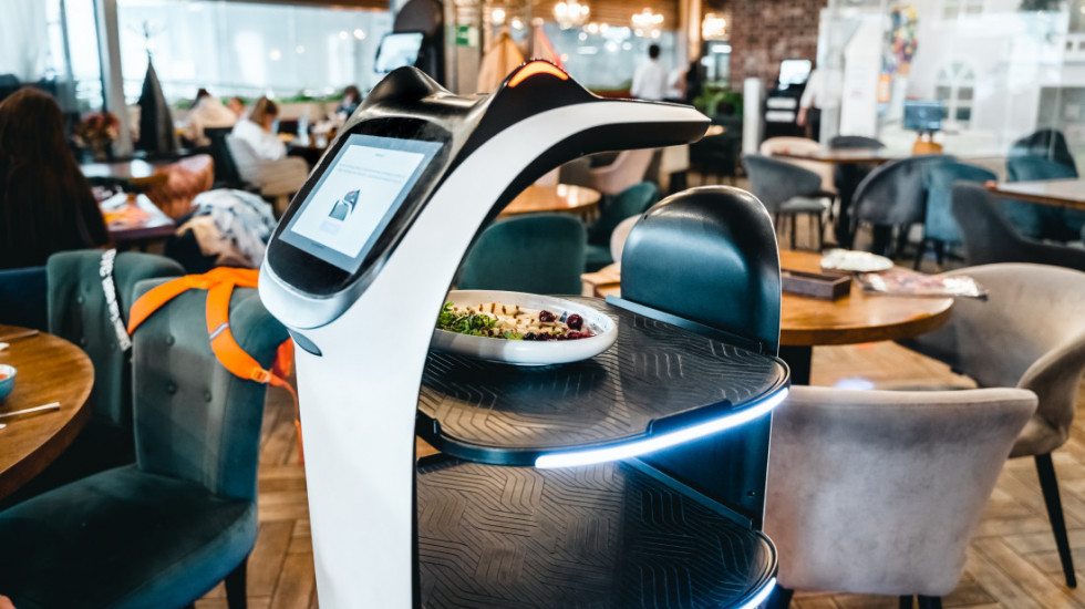 Dubai dobija prvi restoran kojim će upravljati veštačka inteligencija, ali će hranu ipak spremati ljudi