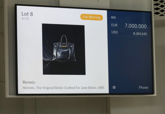 (FOTO) Originalna Birkin torba modne kuće Ermes prodata na aukciji za sedam miliona evra