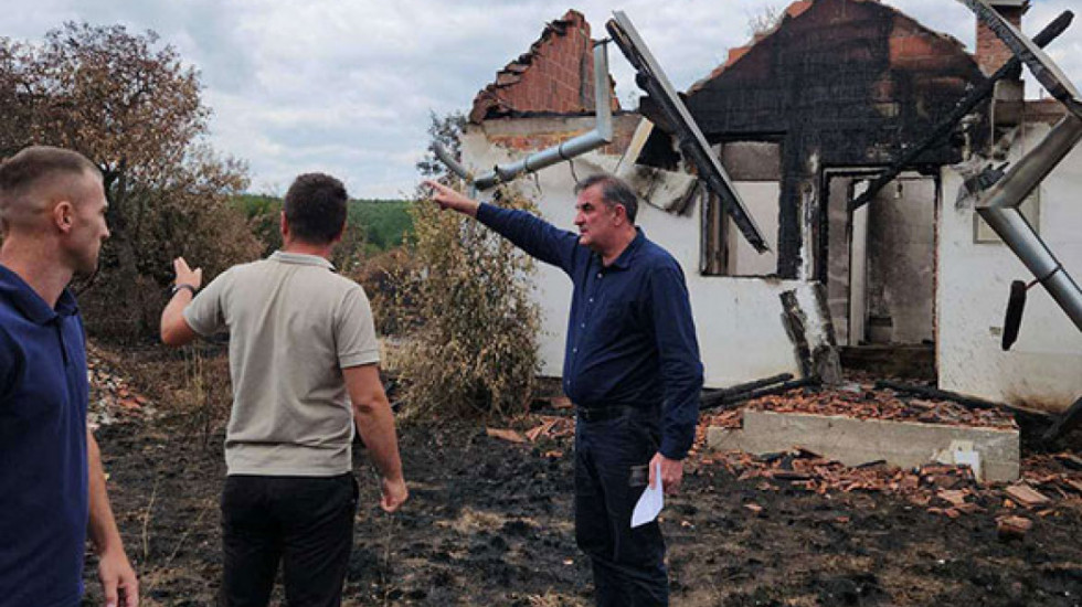(FOTO) Predstavnici Kancelarije za KiM obišli porodice koje su pretrpele štetu u požarima i obećali pomoć