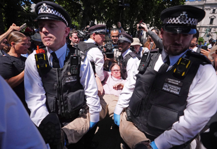 (FOTO) U Londonu uhapšeno više od 40 učesnika protesta za podršku Palestini