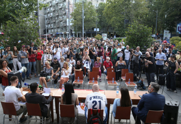(FOTO) Studenti ispred Pravnog fakulteta održali javno obraćanje, traže raspisivanje izbora