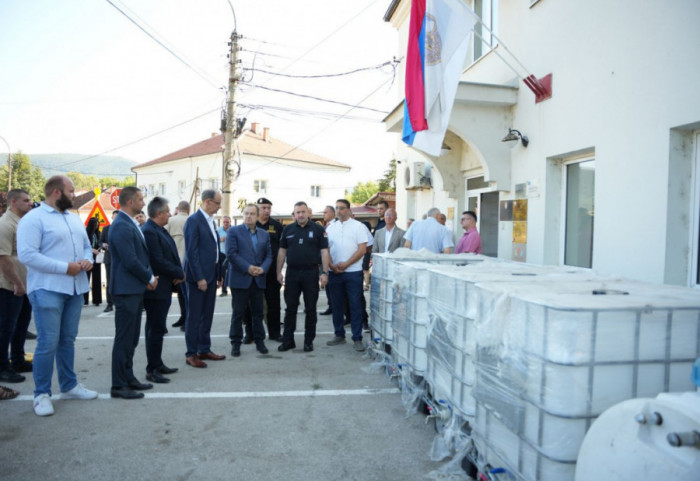 Macut i Dačić uručili Svrljigu osam rezervoara za pijaću vodu zbog nestašice
