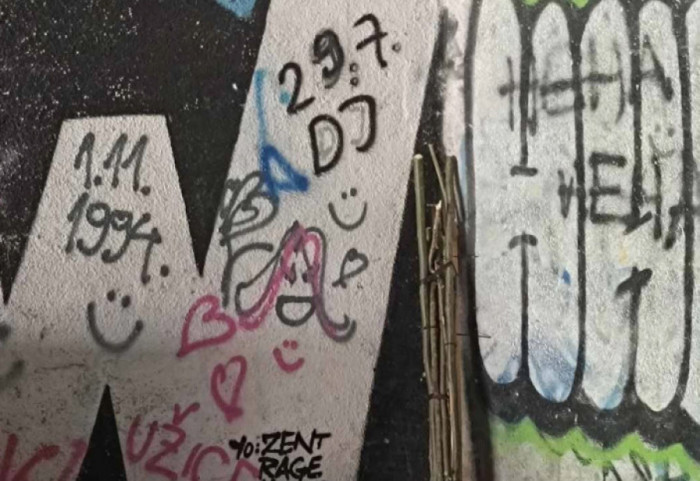 Policija u Užicu pronašla snop drvenih motki u pešakom prolazu