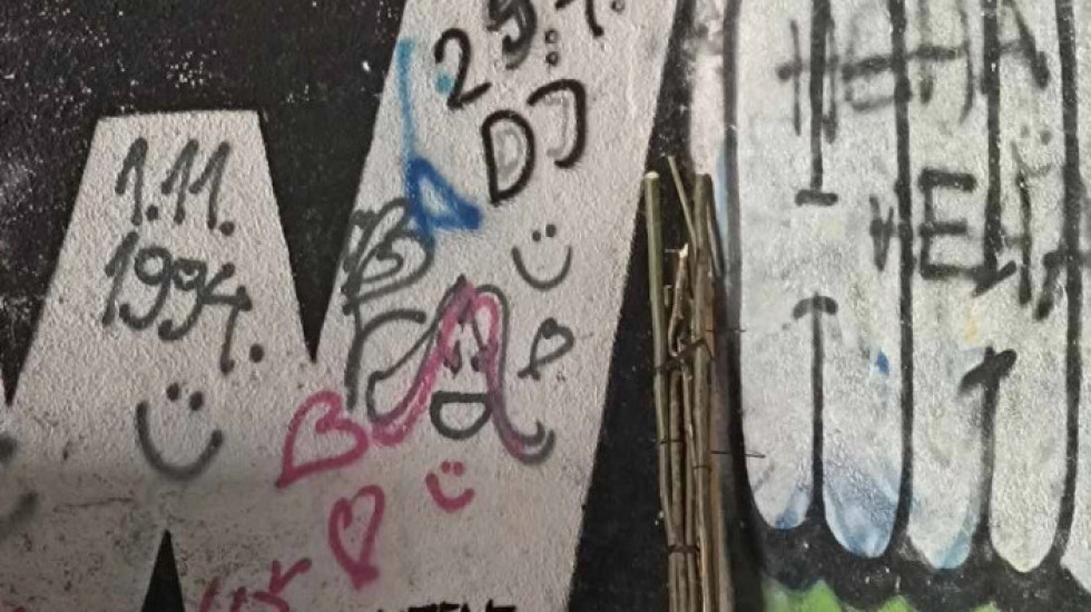 Policija u Užicu pronašla snop drvenih motki u pešačkom prolazu