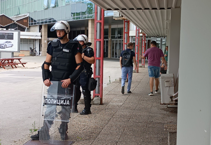 MUP: Blokade uklonjene, tokom noći troje privedeno, podneto 19 prekršajnih prijava