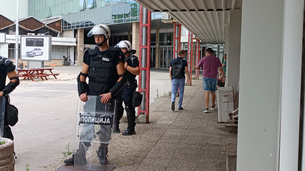 MUP: Blokade uklonjene, tokom noći troje privedeno, podneto 19 prekršajnih prijava