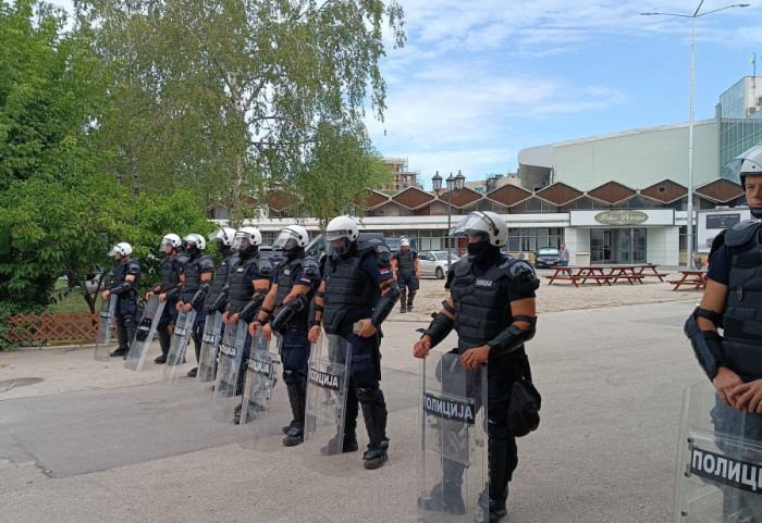 (VIDEO) Ispitni rok na Pravnom fakultetu u Novom Sadu: Policija oko Sajma, studenti u blokadi i građani ispred ulaza