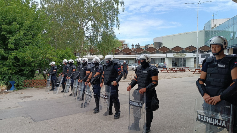 (VIDEO) Polaganje ispita na Novosadskom sajmu: Kordon policije, studenti u blokadi i građani ispred ulaza
