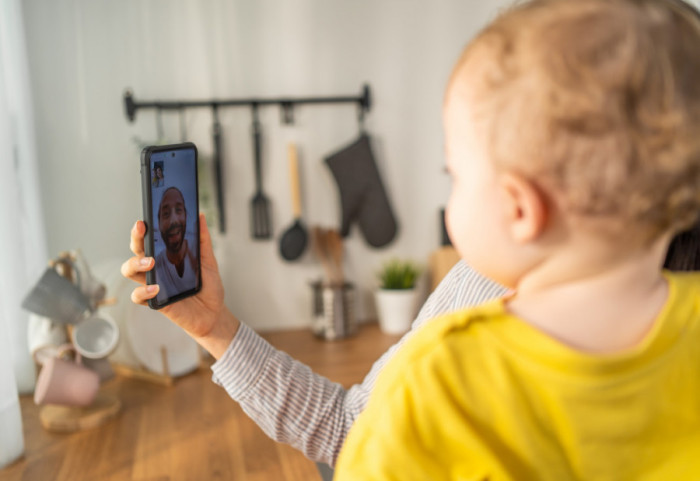 Više štete nego koristi: Mobilni telefon tokom obroka negativno utiče na razvoj deteta