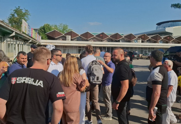 (FOTO) Ispitni rok na Sajmu uz pratnju policije: Studenti i građani u Novom Sadu protiv održavanja ispita