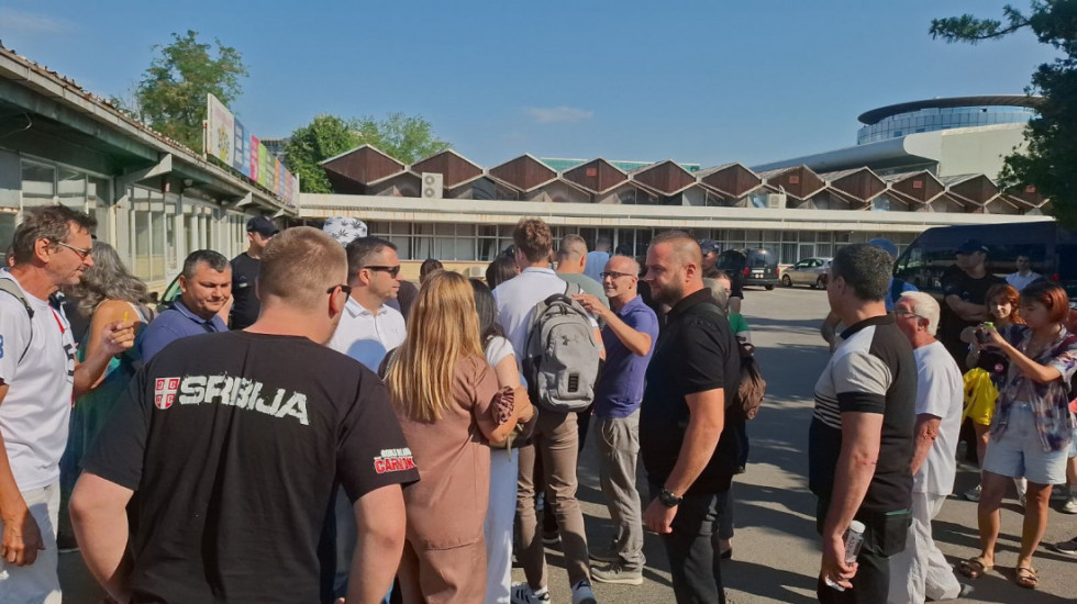 (FOTO) Ispitni rok na Sajmu uz pratnju policije: Studenti i građani u Novom Sadu protiv održavanja ispita