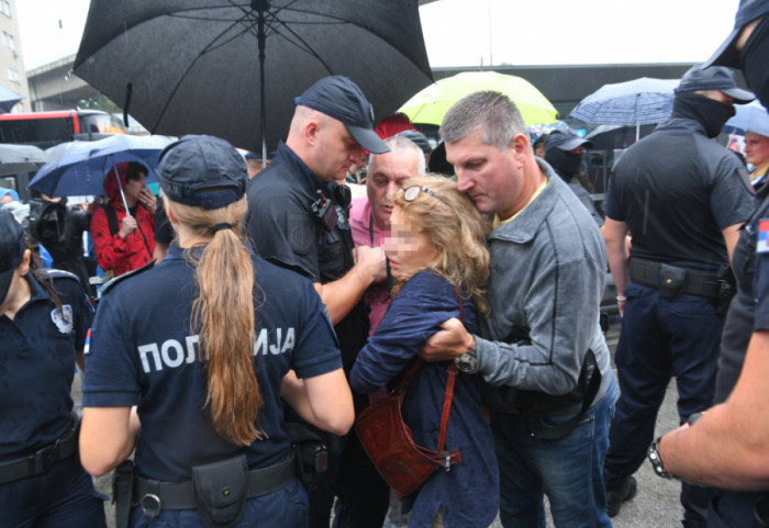 (FOTO/VIDEO) Grupa građana i studenata pokušala blokadu kod Sajma, pripadnici policije ih sprečili