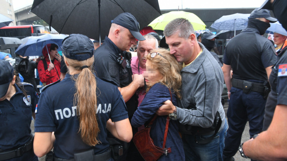 (FOTO/VIDEO) Grupa građana i studenata pokušala blokadu kod Sajma, pripadnici policije ih sprečili