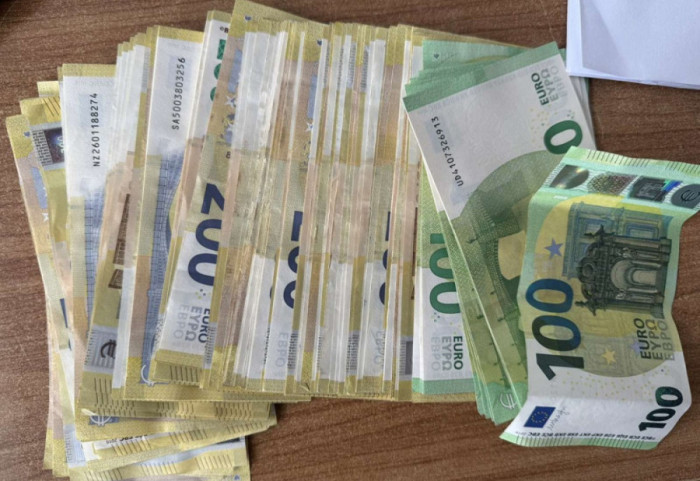 (FOTO) Devize ispod patosnica u "poršeu": Sprečeno krijumčarenje novca na graničnom prelazu Gradina