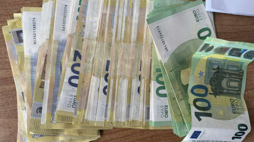 (FOTO) Devize ispod patosnica u "poršeu": Sprečeno krijumčarenje novca na graničnom prelazu Gradina
