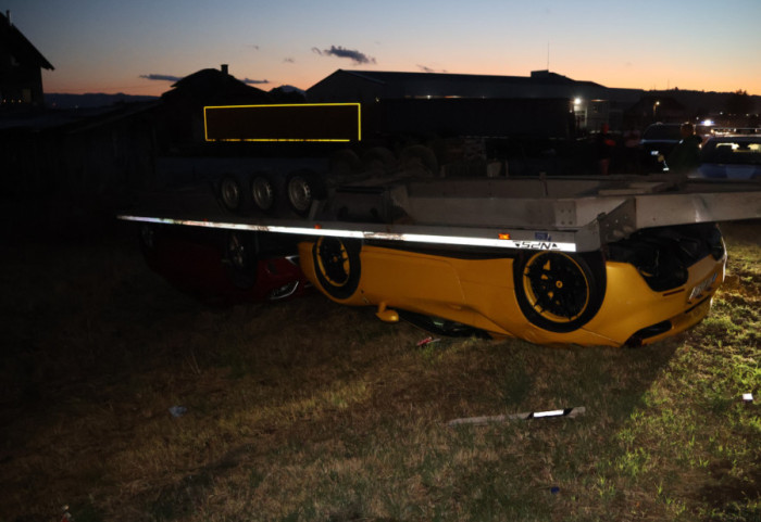 (FOTO) Kod Preljine se prevrnuo kamion sa prikolicom na kojoj su bili luksuzni automobili
