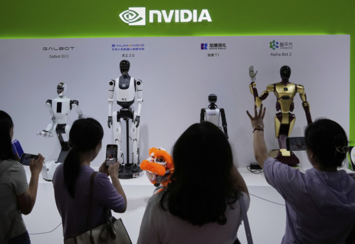 Kina predstavila prvi humanoidni robot na svetu koji sam menja svoje baterije