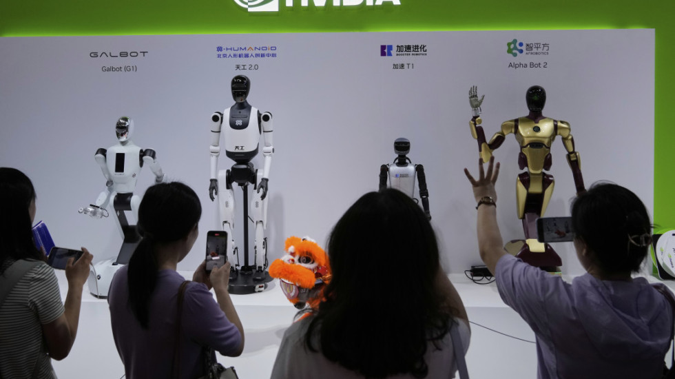 Kina predstavila prvi humanoidni robot na svetu koji sam menja svoje baterije