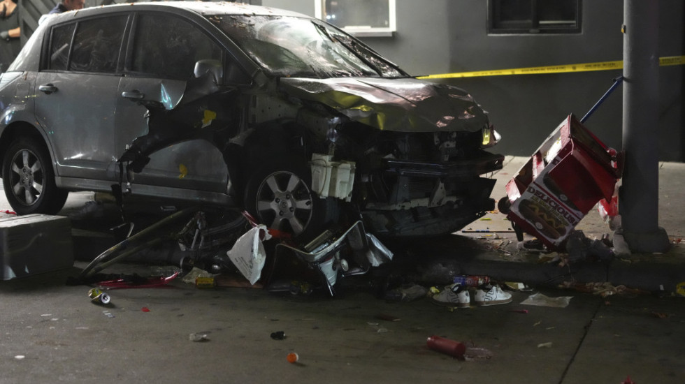 (FOTO/VIDEO) Vozilo uletelo u masu u Los Anđelesu, povređeno najmanje 28 ljudi