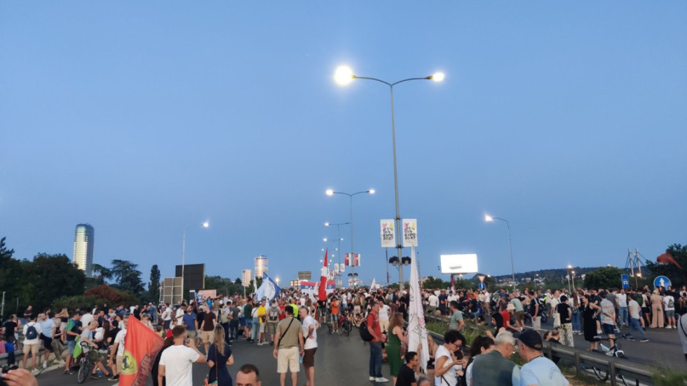 (FOTO) Studenti i građani blokirali Gazelu, obustavljen saobraćaj