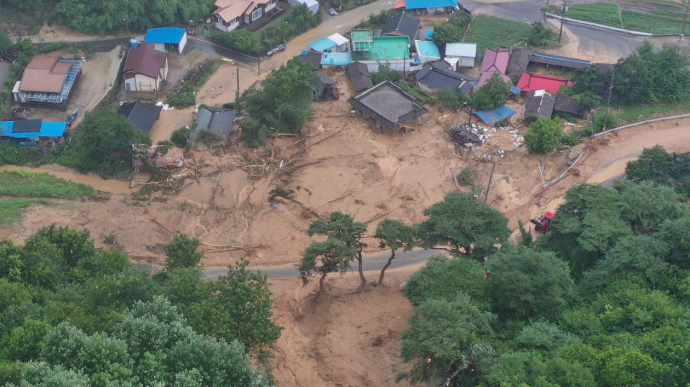 (FOTO) U poplavama i klizištima u Južnoj Koreji stradalo najmanje deset osoba