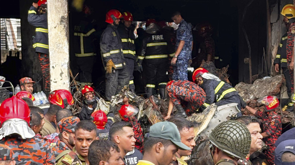 (FOTO/VIDEO) Vojni avion pao na školu u Bangladešu: Najmanje 19 stradalo, više od 100 povređenih