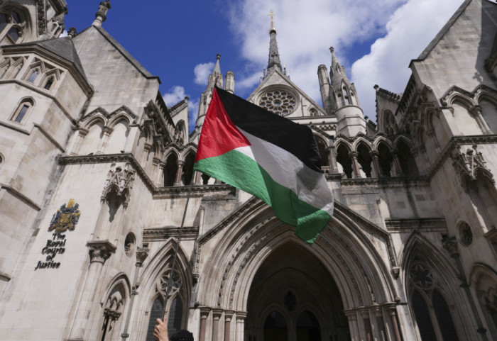 (VIDEO) Incident iza scene u londonskoj Kraljevskoj operi: Izvođač na kraju predstave raširio palestinsku zastavu