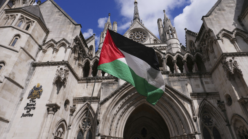 (VIDEO) Incident iza scene u londonskoj Kraljevskoj operi: Izvođač na kraju predstave raširio palestinsku zastavu