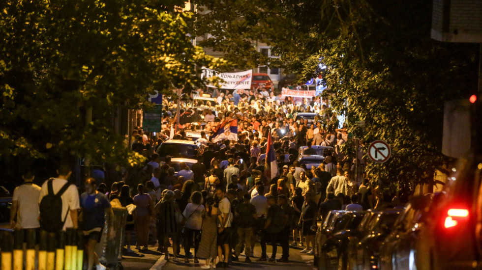 Protestne šetnje u Beogradu, Šapcu, Zrenjaninu, Novosađani ispred zgrada u kojima žive Vučević i Starović