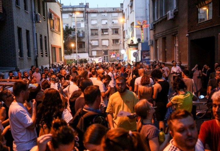 (VIDEO) Protesti u nekoliko gradova u Srbiji nakon incidenata u Novom Pazaru