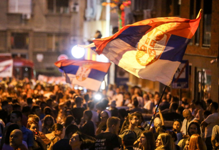 Protest "Pravda spava - vi nećete" na Savskom trgu: Građani se okupili ispred zgrade u kojoj navodno živi Lončar