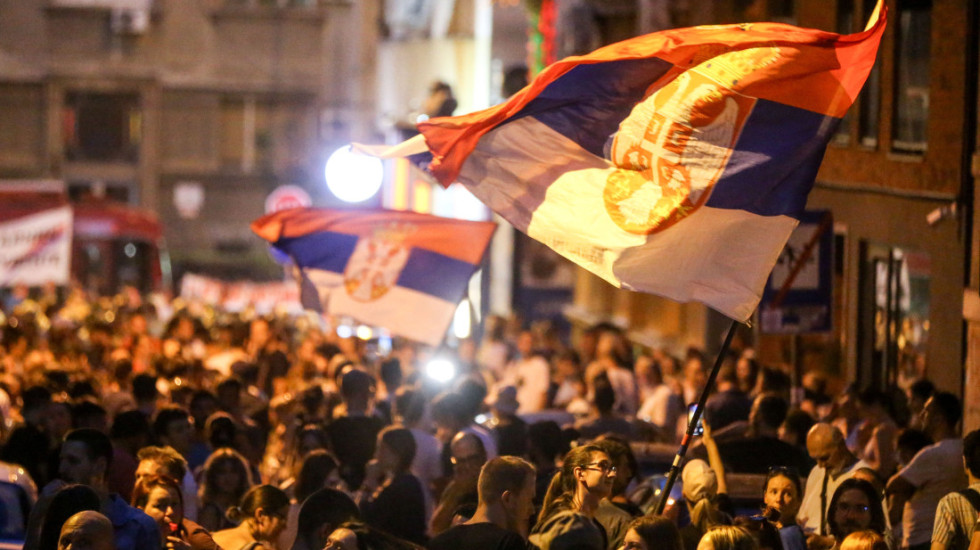 Protest "Pravda spava - vi nećete" na Savskom trgu: Građani se okupili ispred zgrade u kojoj navodno živi Lončar