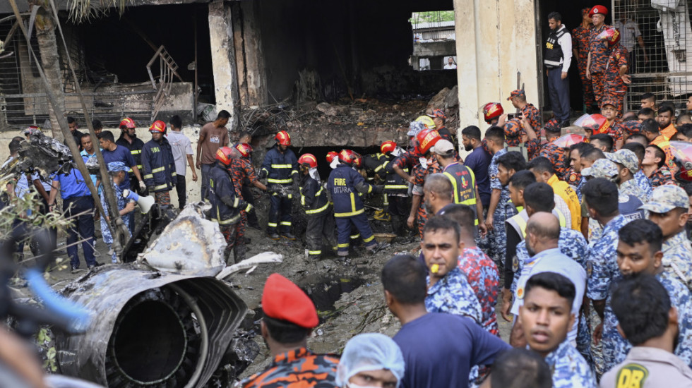 (FOTO) Pad vojnog aviona u Bangladešu: Najmanje 31 osoba poginula, među njima deca i nastavnica koja ih je spasavala