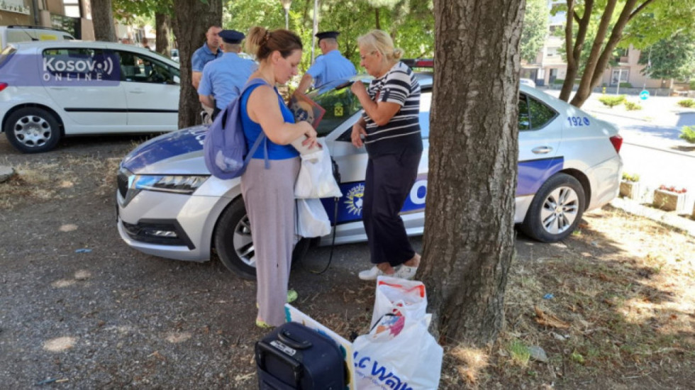 (FOTO) U Severnoj Mitrovici uz asistenciju Kosovske policije iz stana iseljena porodica Janićijević