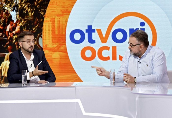 (VIDEO) Protesti ispred kuća političara: Za Konjevića su "po zakonu", Obrknežev ih naziva uličnom anarhijom